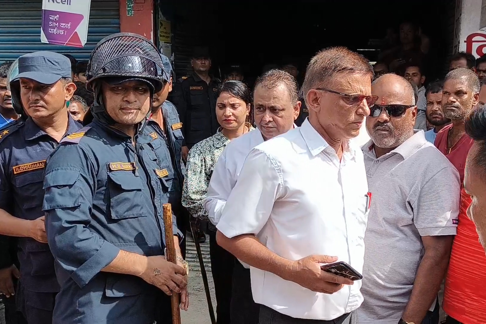 इनरुवाका व्यापारीबाट २ घण्टा थुनियो औषधि पसल अनुगमन टोली