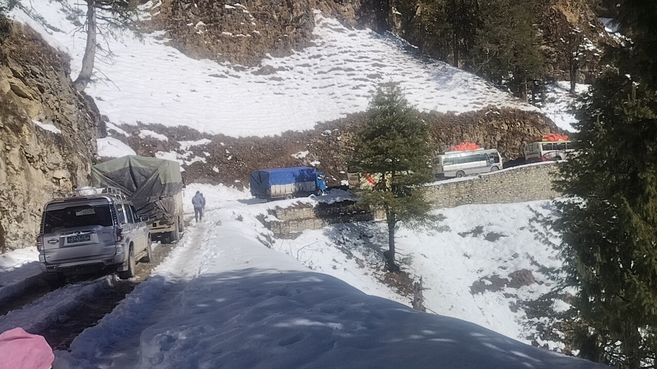 हिउँ पन्छाएर ३ दिनपछि सञ्चालनमा आयो नाग्म-गमगढी सडक