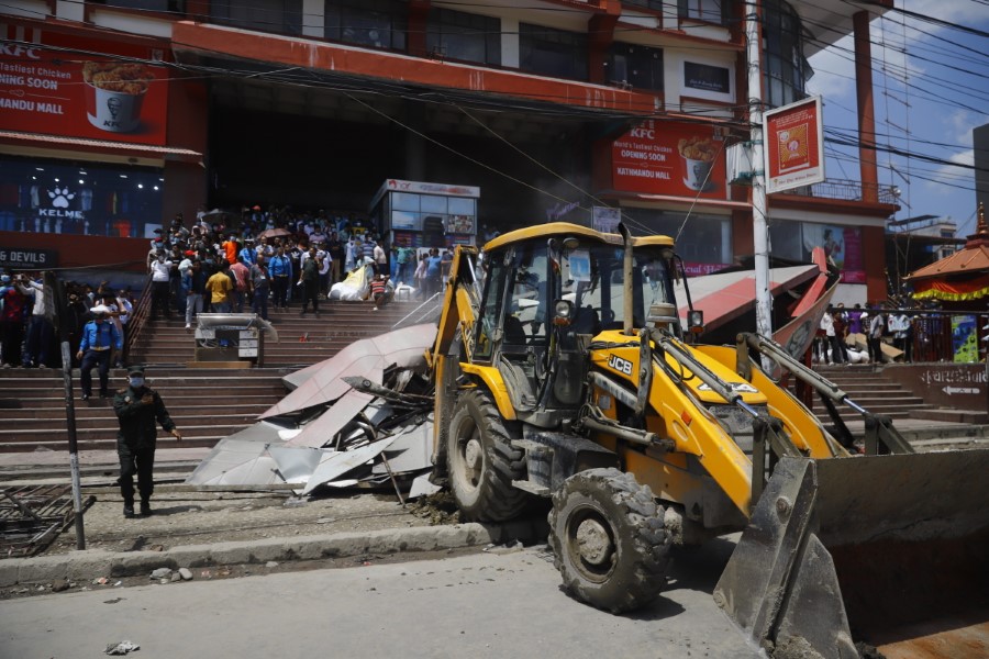 ३२ मध्ये २० वडाध्यक्ष अर्कोतिर, कसको आडमा फुटपाथ व्यवसायीमाथि खनिँदैछन् बालेन?