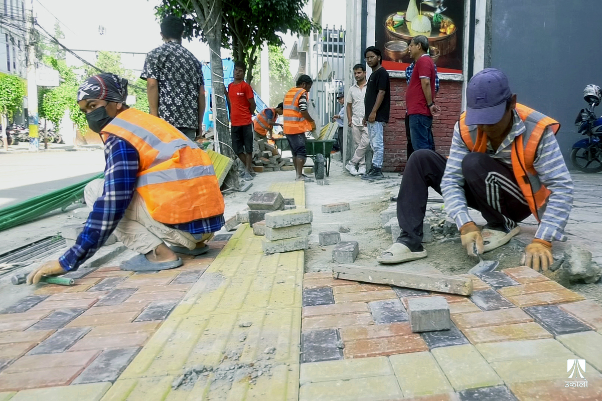 फेरिँदैछन् काठमाडौँ महानगरका सडकपेटी (भिडियो-कथा)