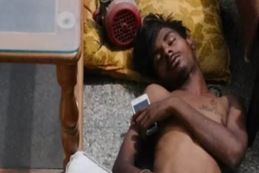 चोर्नको लागि घरभित्र छिरे, एसीको चिसो हावा लागेपछि उतै निदाए 