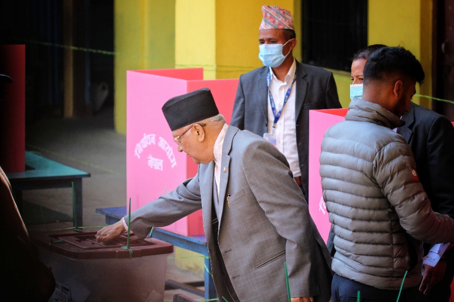 एमाले अध्यक्ष ओलीले भक्तपुरमा गरे मतदान