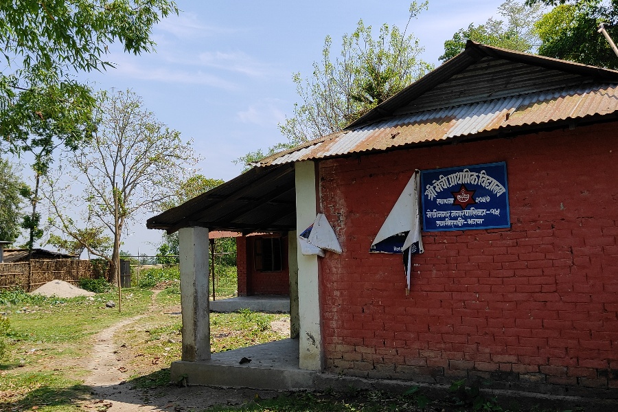 मेची पारिको विद्यालय बन्द, जोखिम मोलेर भारतीय विद्यालय जान्छन् बालबालिका