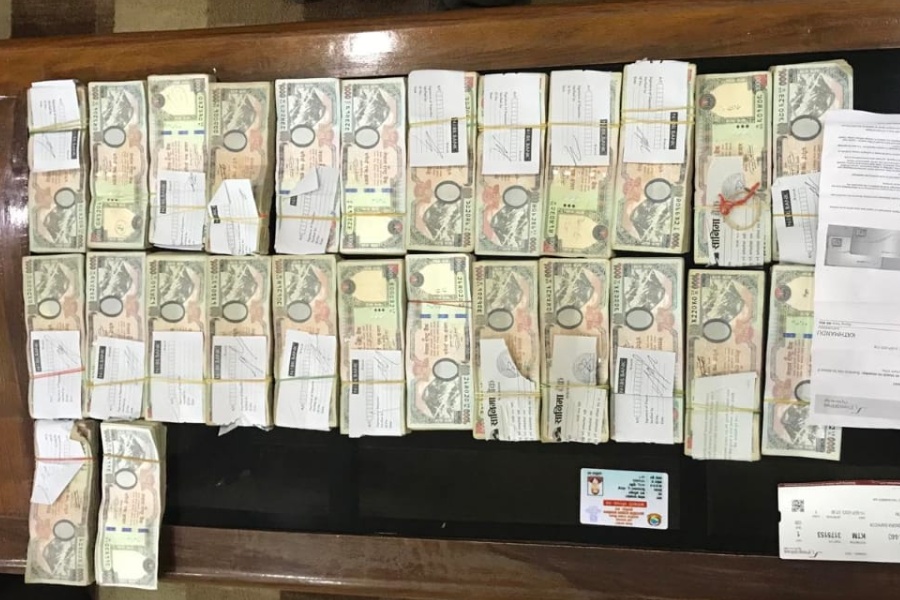 स्रोत नखुलेको २६ लाख रुपैयाँसहित कर अधिकृत पक्राउ