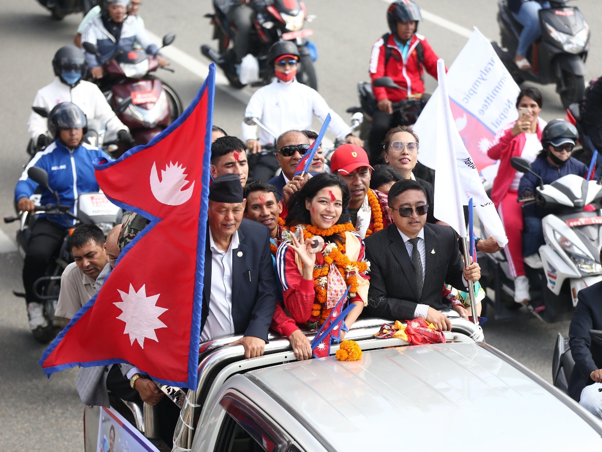 पारालम्पिक पदक विजेता पलेशालाई नगर परिक्रमा गराएर स्वागत