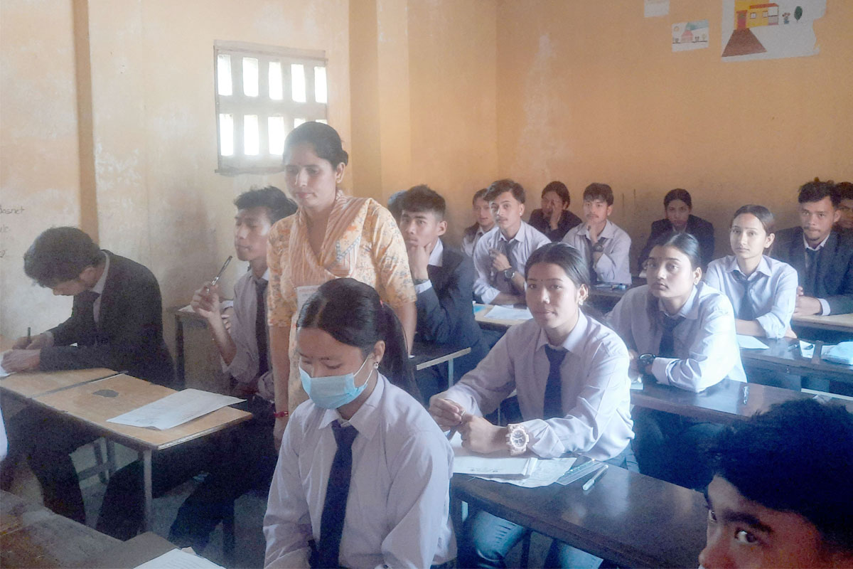 कक्षा १२ को परीक्षा शान्तिपूर्ण रूपमा हुँदै, जापानमा इमेलबाट प्रश्नपत्र