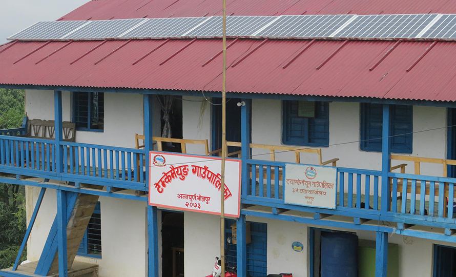 अस्पताल भवन अलपत्र छाडेर निर्माण व्यवसायी सम्पर्कविहीन