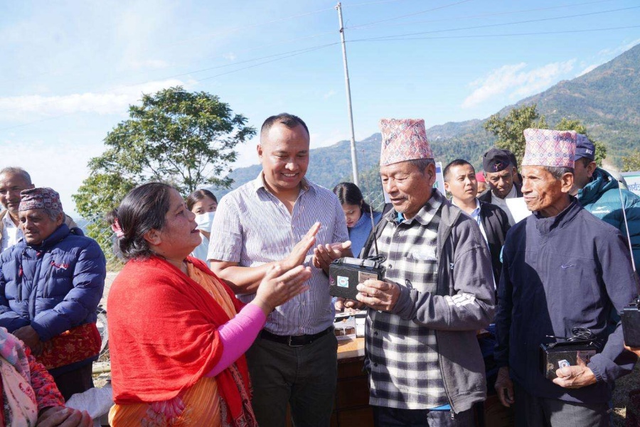 रेडियो पाउँदा दंग