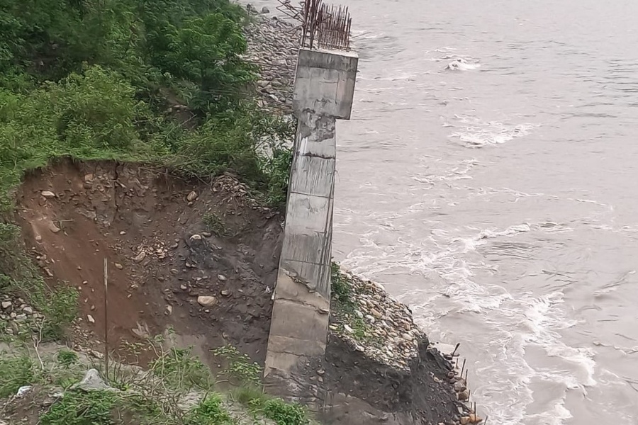 धाप्लाङघाटमा निर्माणाधीन पक्की पुलको खम्बा बांगियो