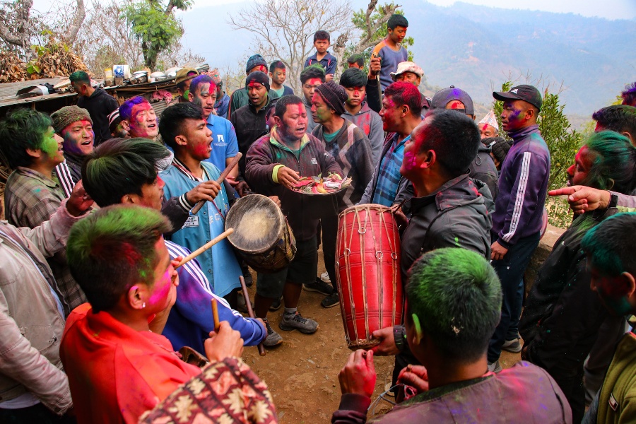 पाल्पाको बेग्लै होली: लालपाटीमा रंग लगाएर मनाइयो