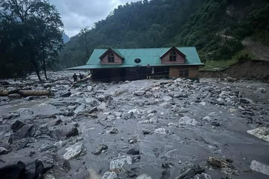 बाढीपहिरोले बाटो अवरुद्ध हुँदा बालबालिकाको पढाइ प्रभावित