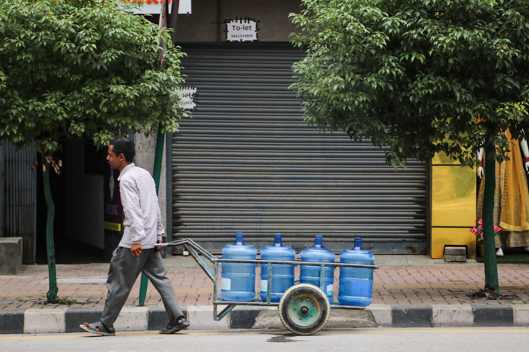 राजधानीमा जताततै खाली सटर (तस्वीरहरू)