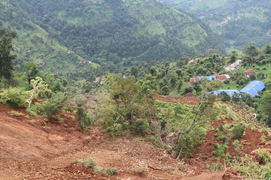 बर्खा नलाग्दै पहिरोको त्रास, बचेको बस्ती पनि उजाडिने त्रास