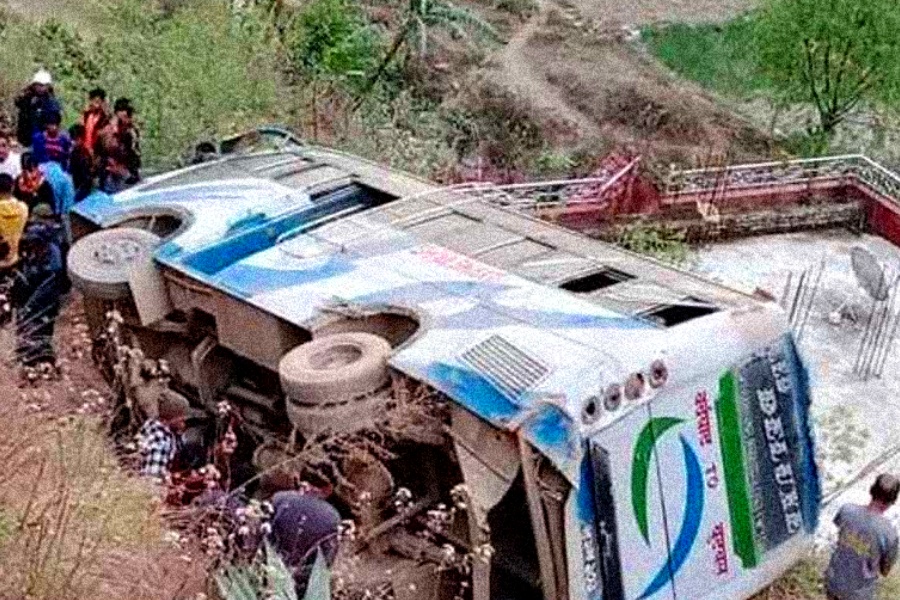 अर्घाखाँचीमा बस दुर्घटना हुँदा ३ जनाको मृत्यु