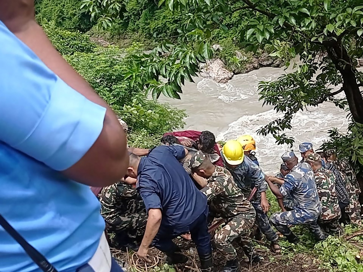 तनहुँ दुर्घटनामा मृतकको संख्या २७ पुग्यो, घाइतेलाई हेलिकप्टरमार्फत काठमाडौँ ल्याइयो