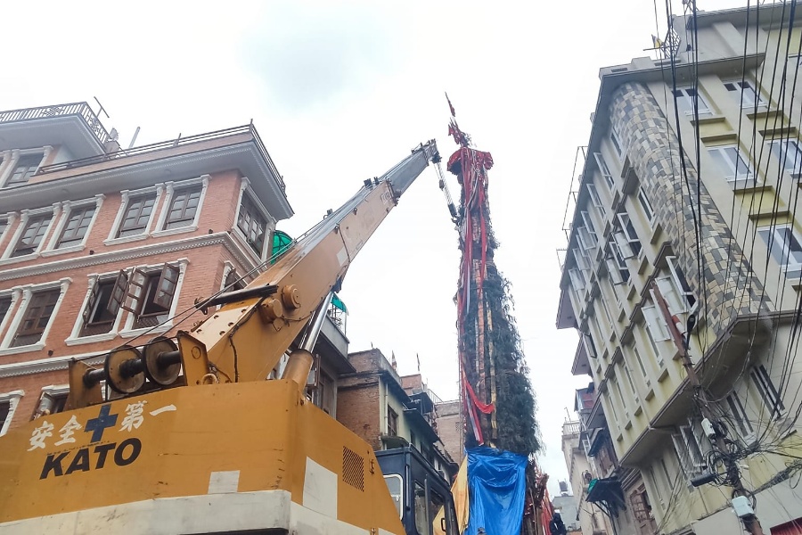 रातो मच्छिन्द्रनाथको रथलाई क्रेनको सहायताले मिलाइँदै