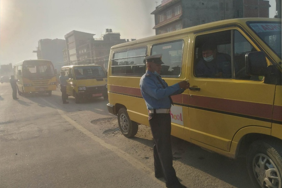 निर्देशिका पालना गर्दैनन् स्कुल बस चालक, यान्त्रिक अवस्था पनि कमजोर