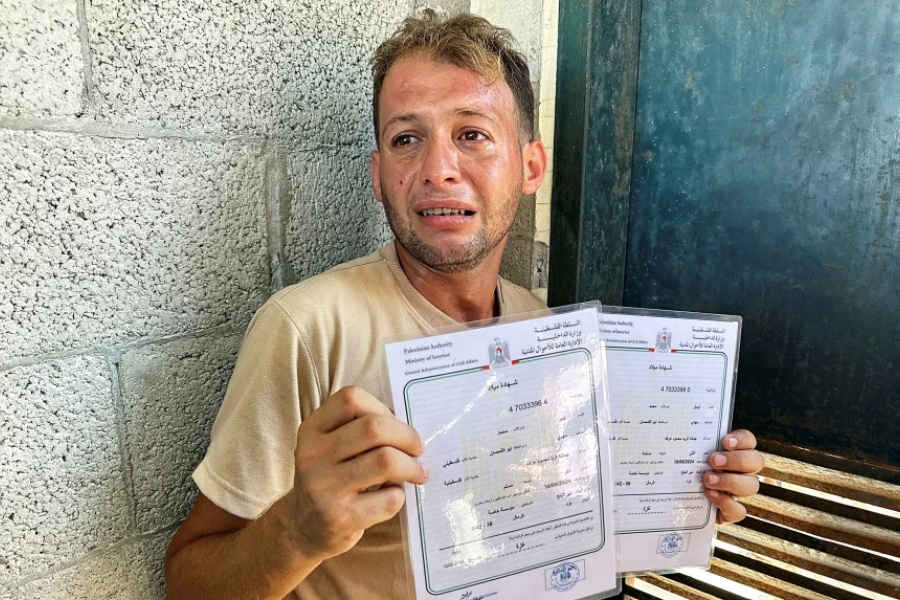 गाजा युद्ध : जुम्ल्याह सन्तानको जन्मदर्ता प्रमाणपत्र हातमा च्यापेर रोइरहेका कुमसान