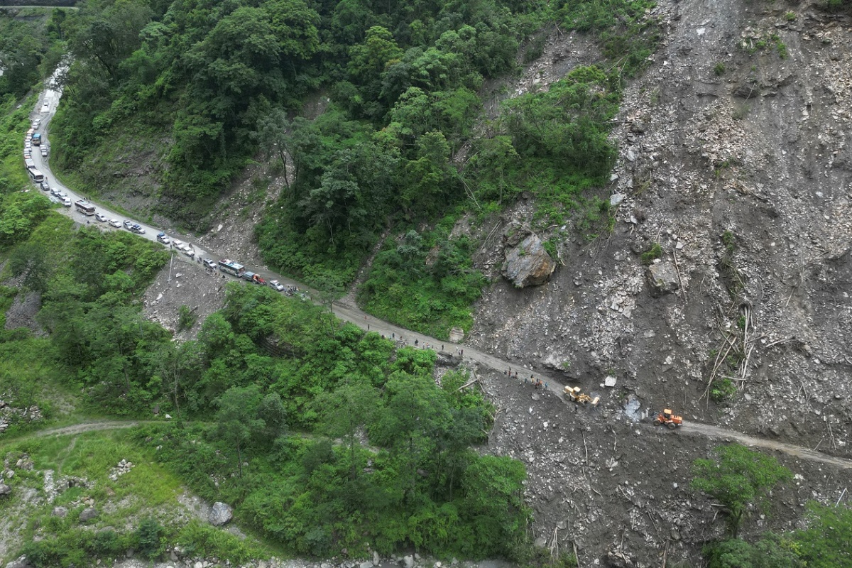 बेनी–जोमसोम सडकको म्याग्दीखण्डमा पहिरो: यातायात प्रभावित