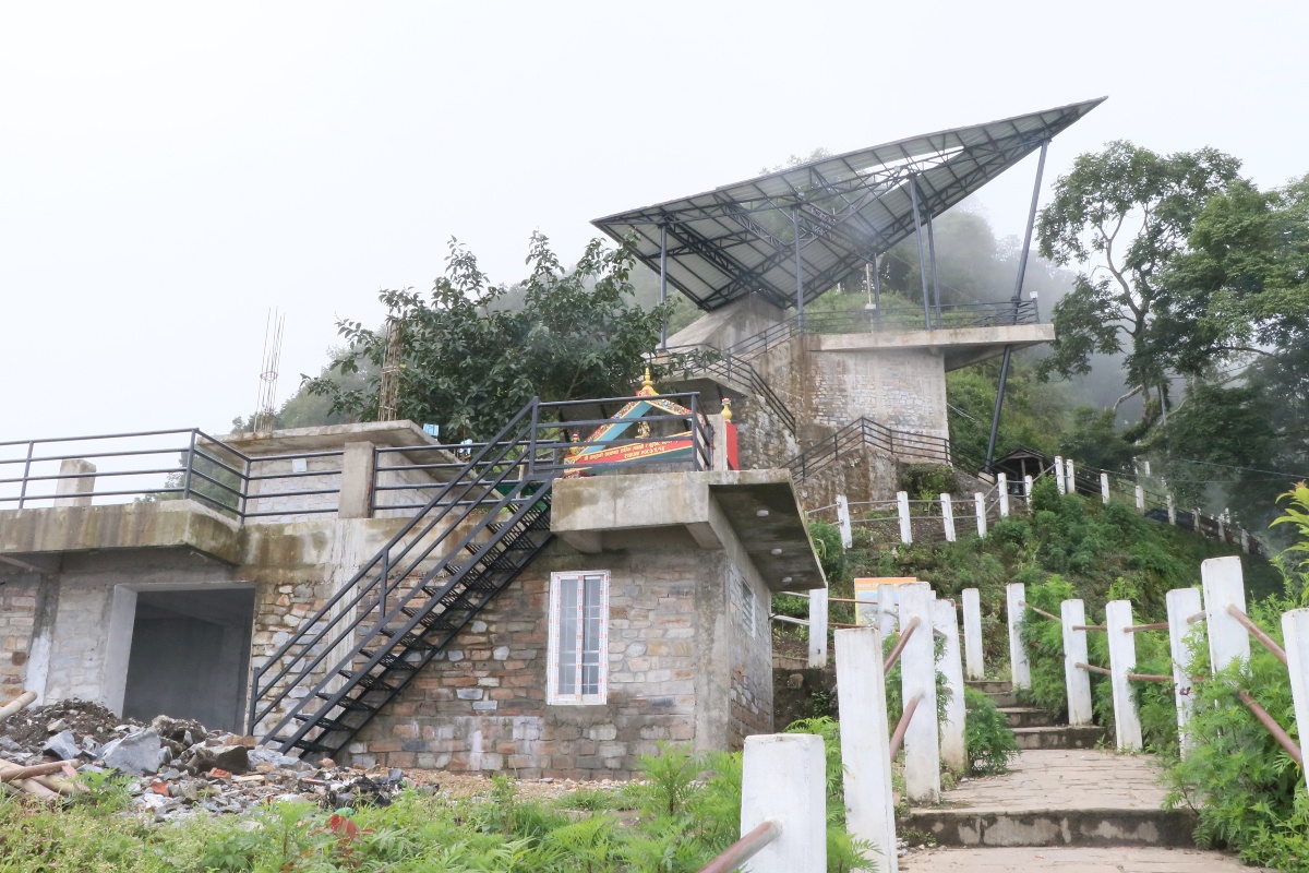 भौतिक संरचनाले कुरुप बन्दै पर्यटकीयस्थल मझुवागढी