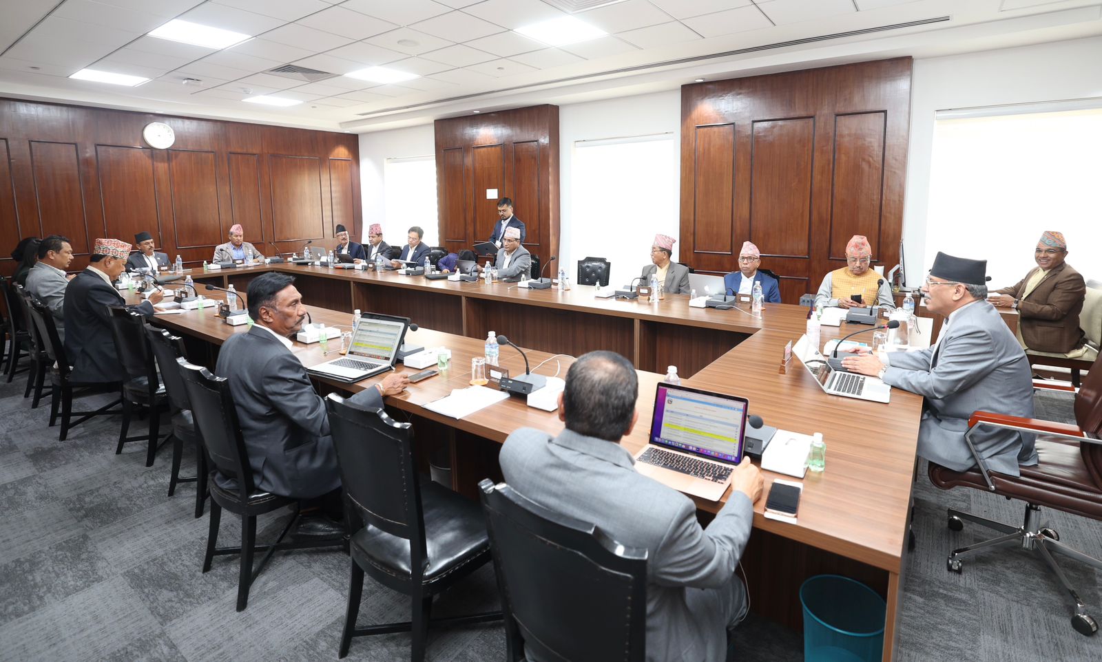 सरकारले वैदेशिक रोजगारीबाट फर्किँदा थप एउटा मोबाइल ल्याउन दिने