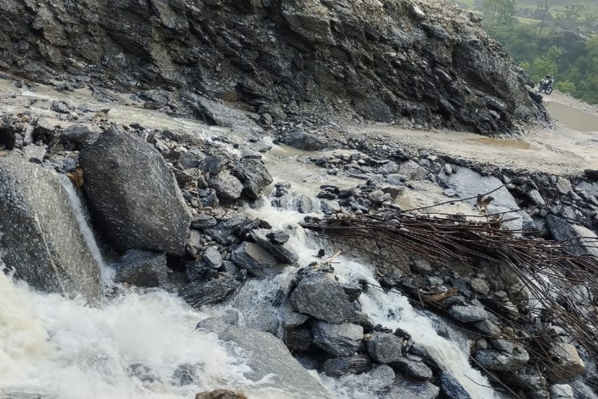 कोशी राजमार्गको भोटखोलाखण्ड पहिरोले अवरुद्ध