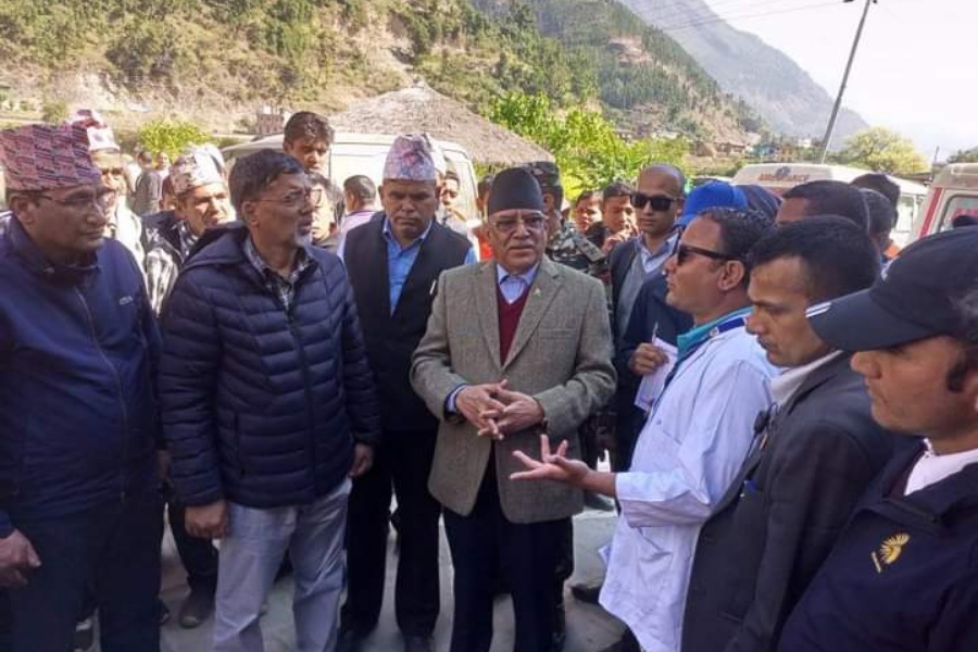 भूकम्पले तहसनहस क्षेत्रमा प्रधानमन्त्री र नेताहरूको दौडाहा: घाइतेको उद्धार र उपचार प्रभावित