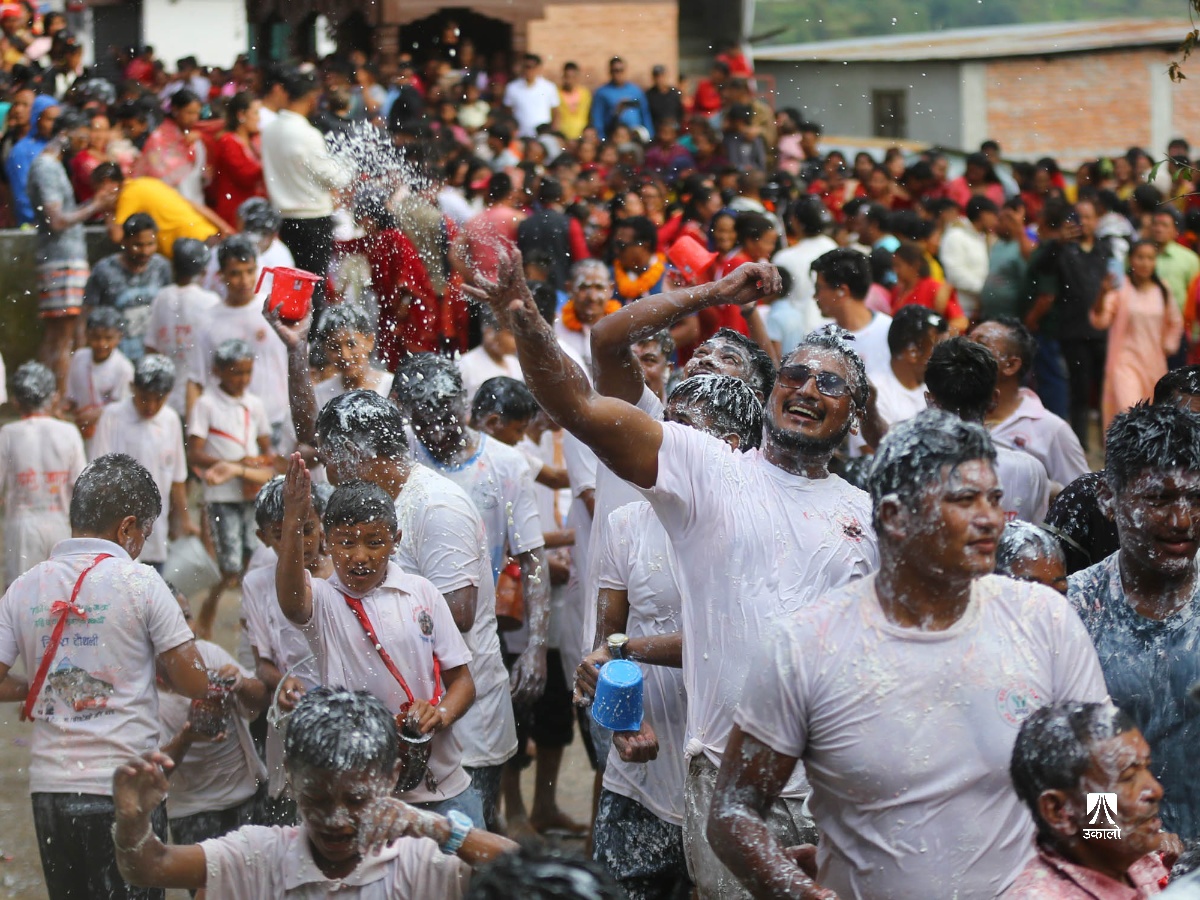 त्रिपुरासुन्दरीमा मनाइयो दही छ्याप्ने जात्रा (तस्वीरहरू)
