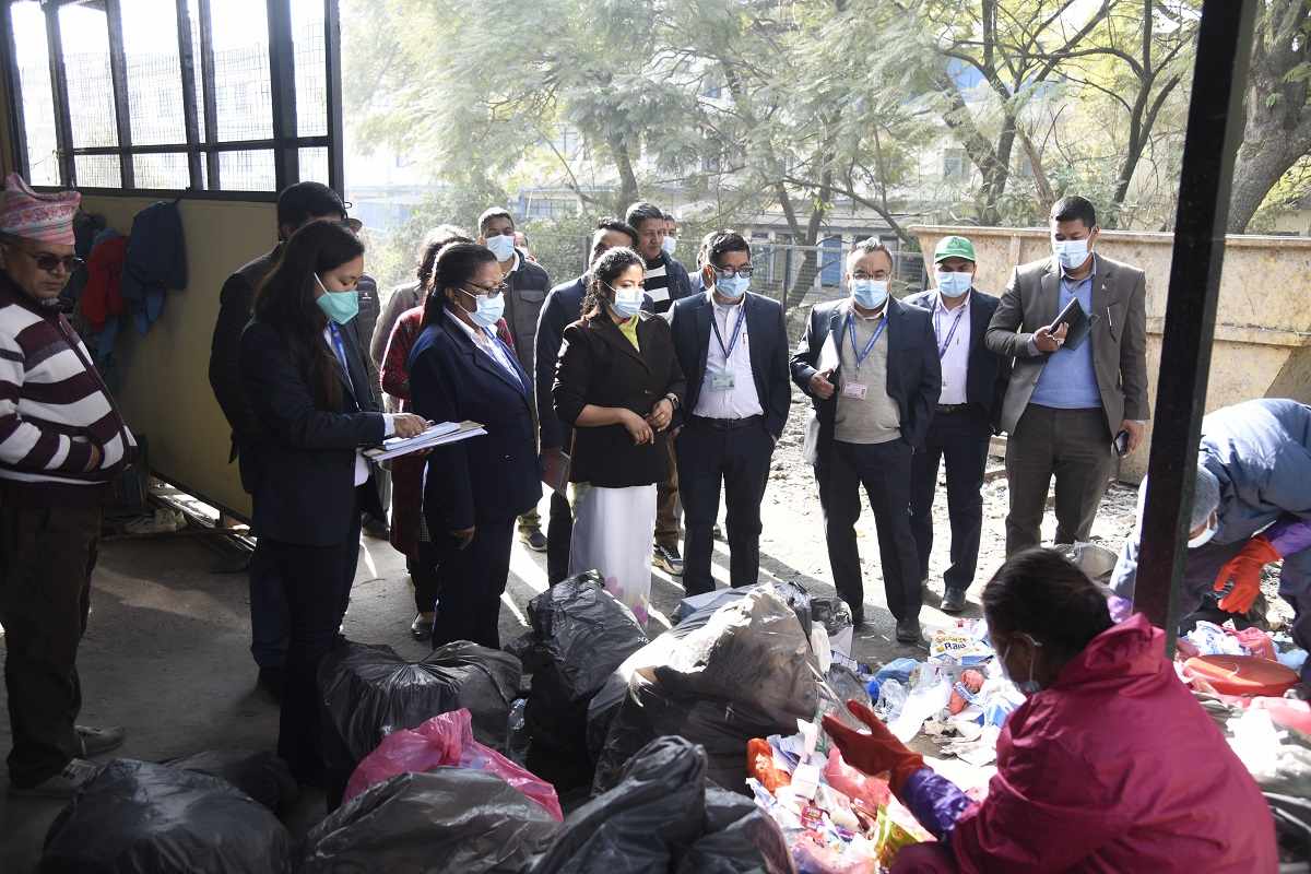 काठमाडौँ महानगरले कान्ति बाल अस्पतालको फोहोर नउठाउने