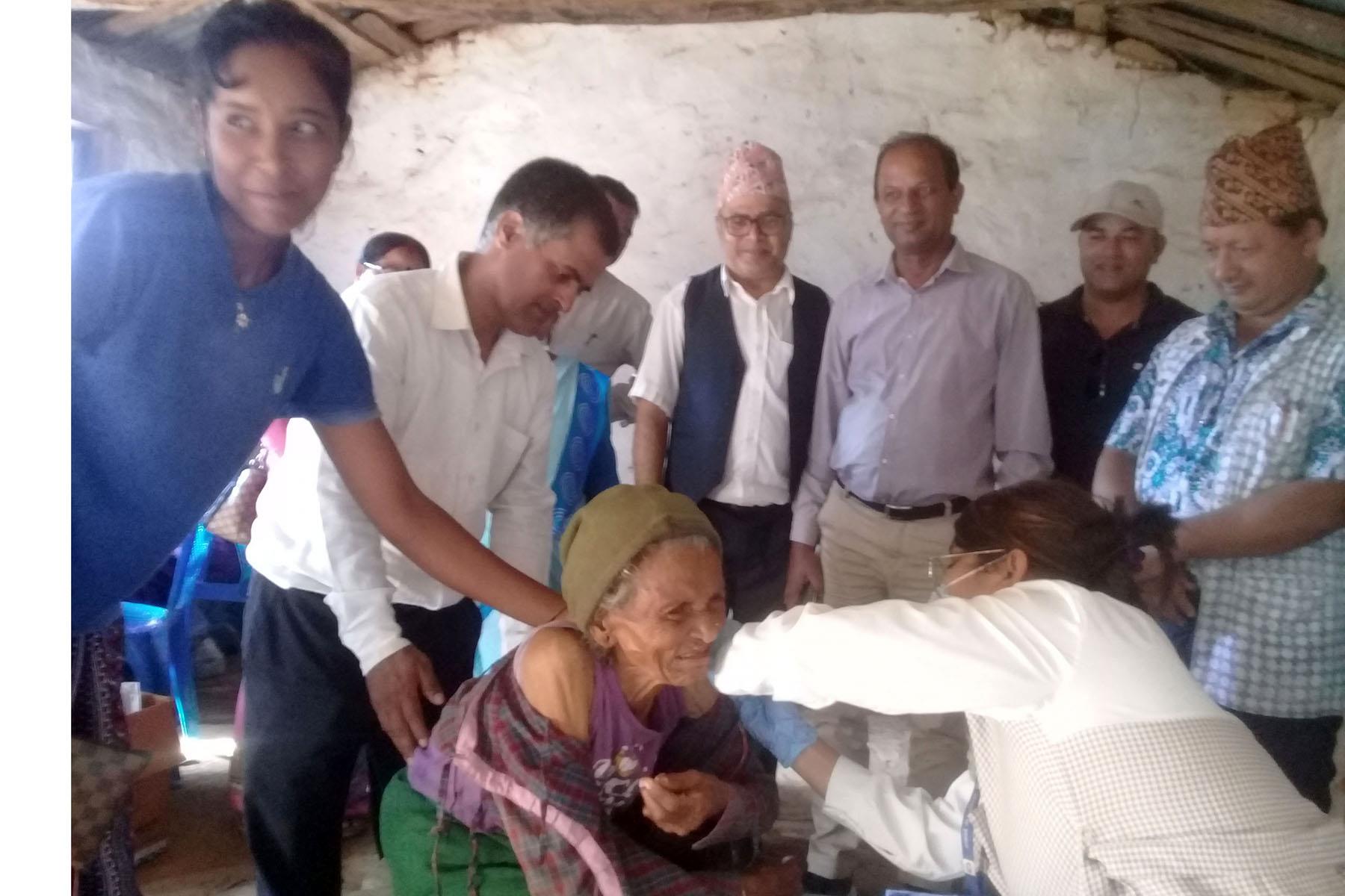 अब निर्धक्कः तनहुँको म्याग्दे गाउँपालिका–२ भैसीखरमा आयोजित घुम्ती शिविरमा १०० वर्षीया धनमाया परियारलाई कोभिडविरुद्धको खोप लगाइँदै।