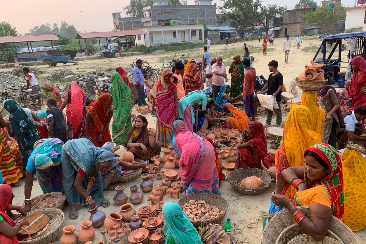 बिजुलीको झिलिमिलीले ओझेलमा माटोका पाला