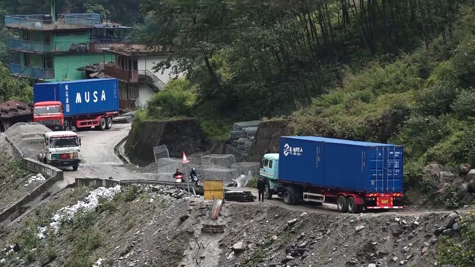 बाह्रबिसे–तातोपानी सडक जीर्ण: जोखिम मोलेर सामान ढुवानी