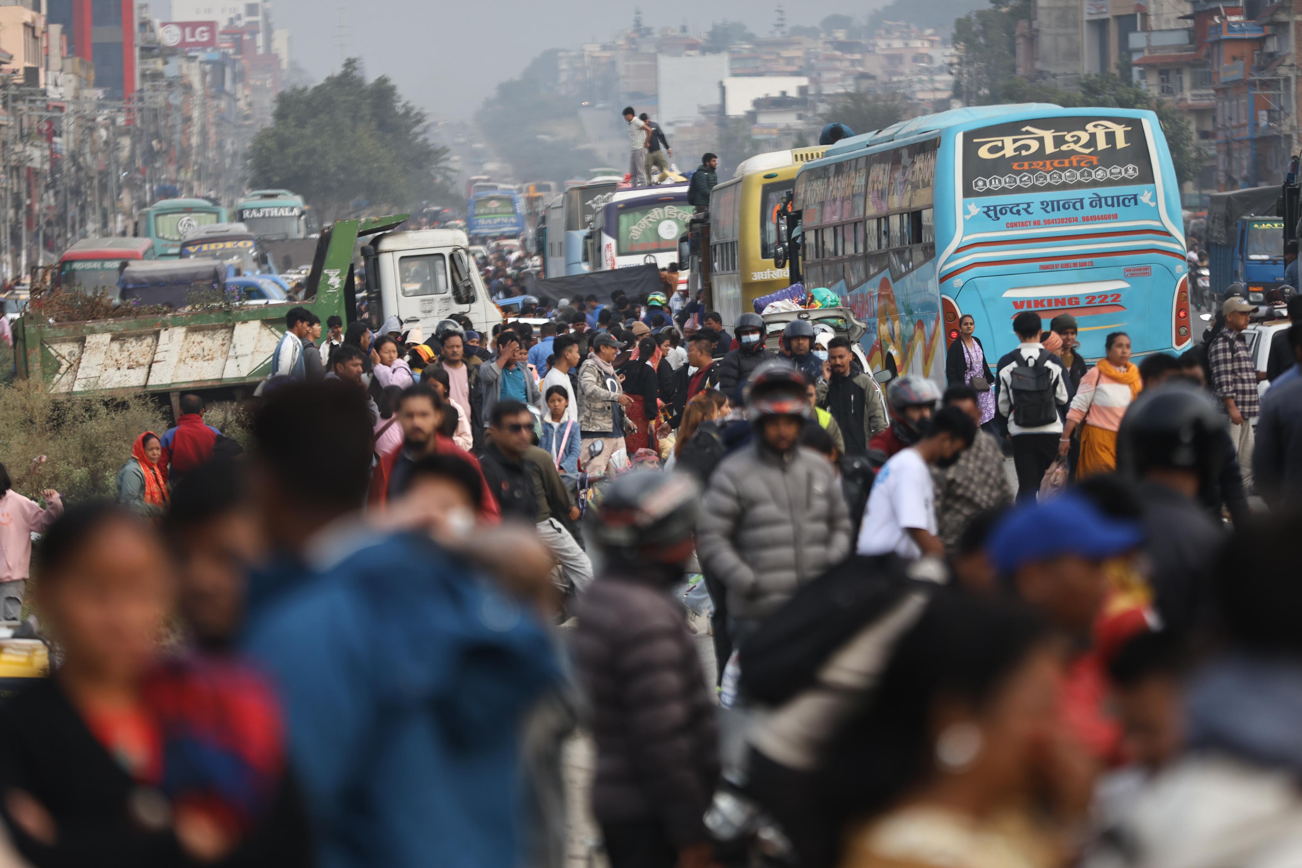 चाडबाड मनाएर काठमाडौँ फर्किनेहरू