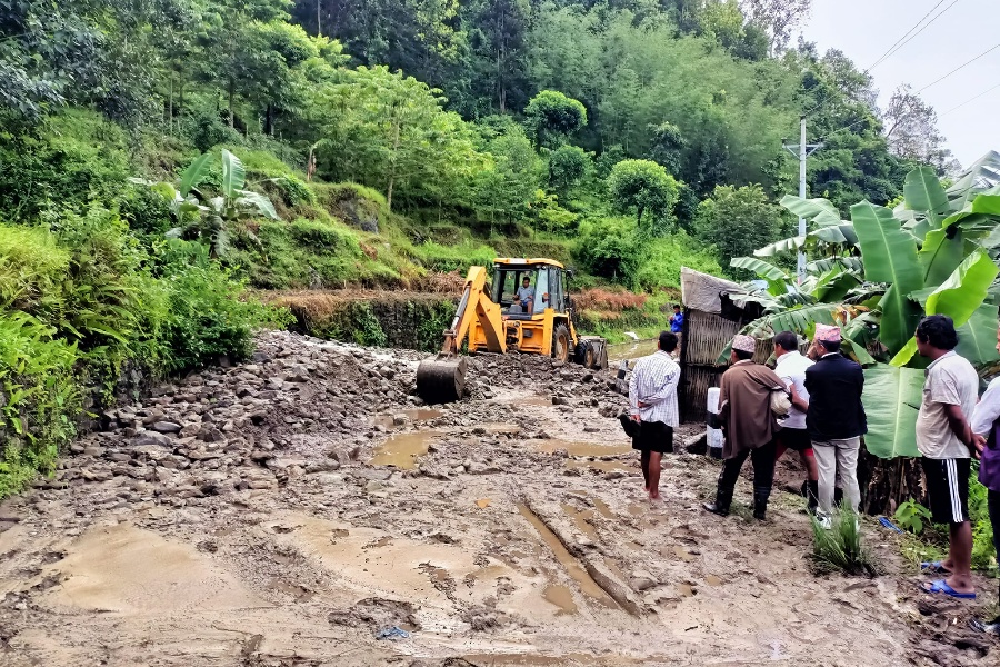 मेची राजमार्गका ७ स्थानमा पहिरो, फुङलिङ–काबेलीखण्ड अवरुद्ध 