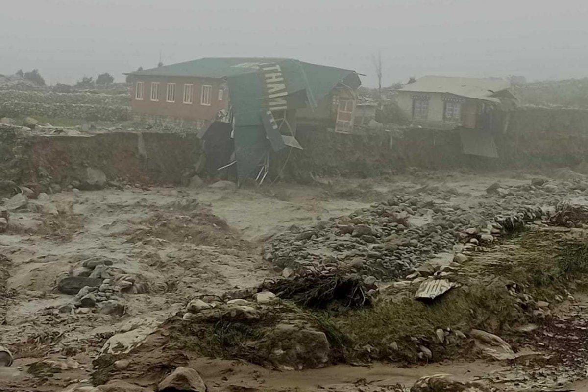 बाढीपछि नाम्चेभन्दा माथिको आवातजावत ठप्प