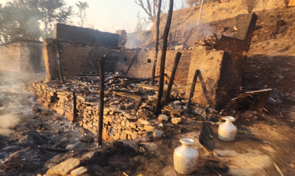 खोटाङमा डढेलो गाउँ पस्दा विद्यालयसहित ७ घर जले