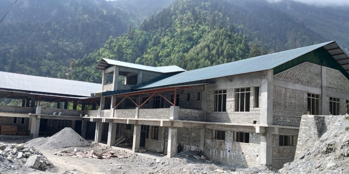 भवन र जनशक्ति अभावमा मनाङको जिल्ला अस्पताल