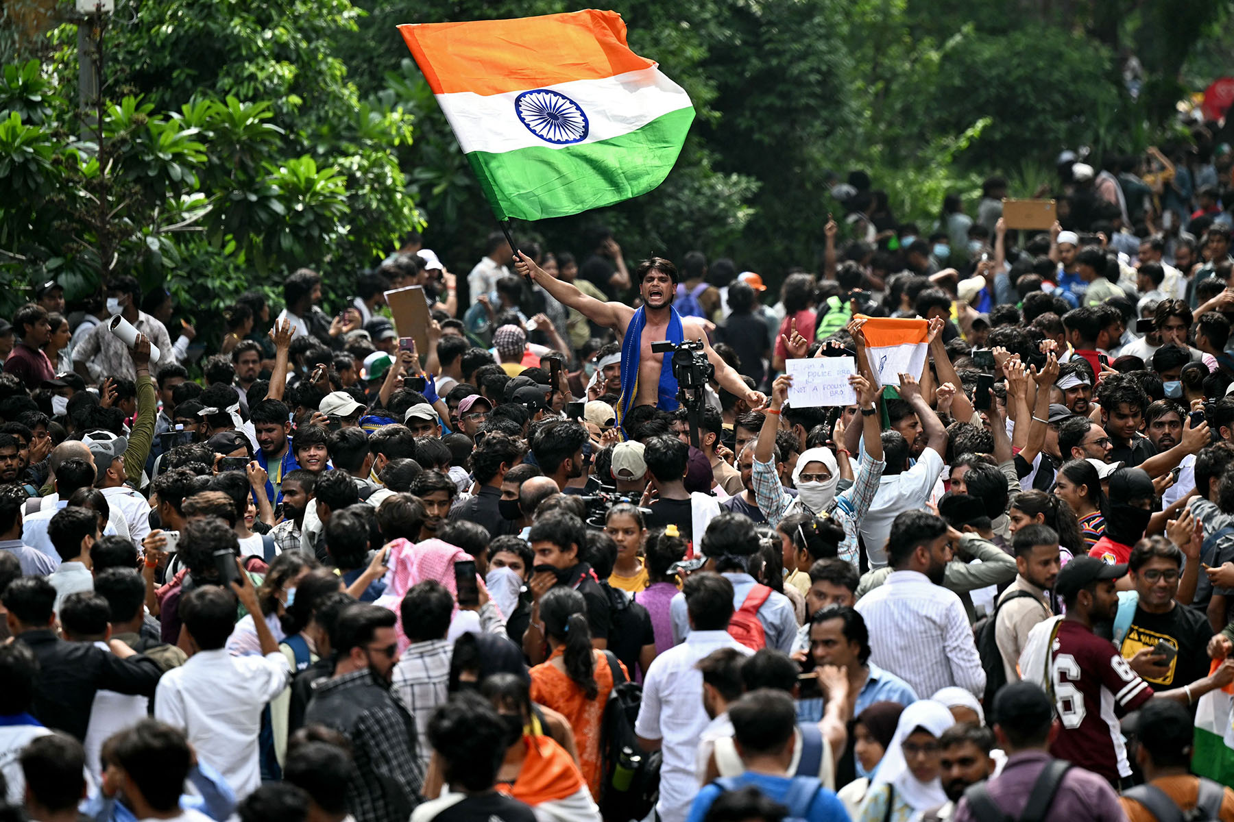 भारतीय शिक्षामन्त्रीको राजीनामापछि पनि जन्तर मन्तरमा प्रदर्शन जारी