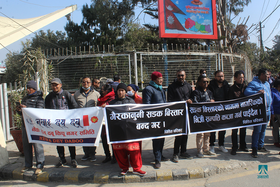 शंखमुलको निजी जग्गाको पर्खालमा महानगरको डोजर