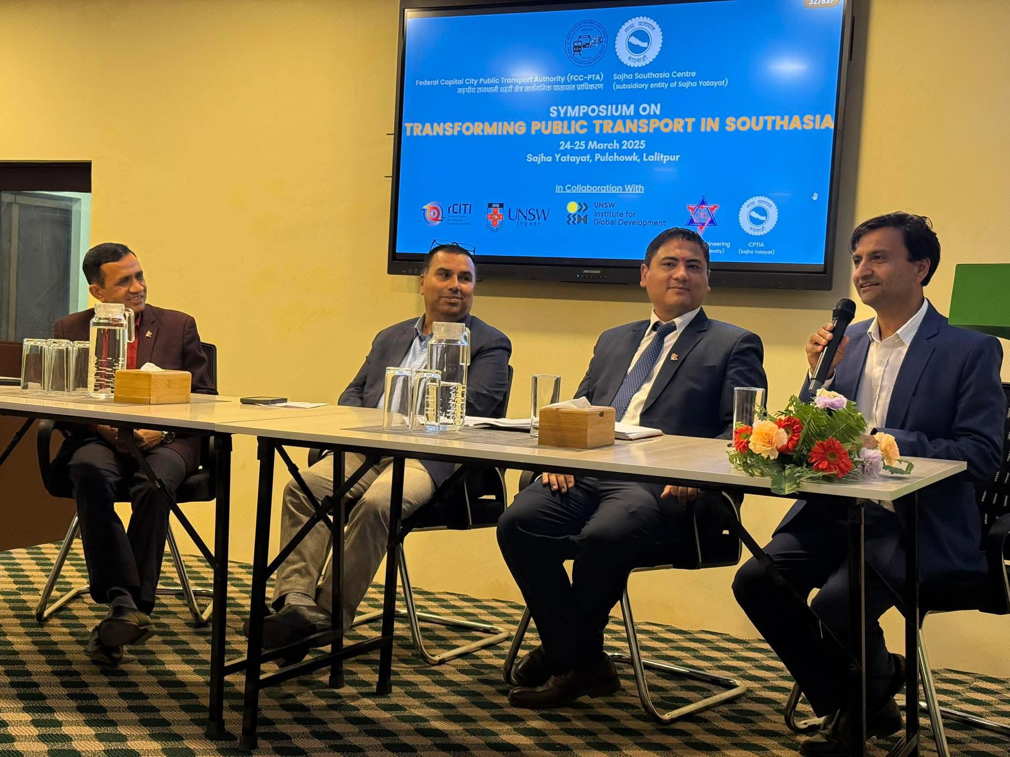 सार्वजनिक यातायात: ‘पिक आवर’मा क्षमताभन्दा अढाई गुणा बढी यात्रु