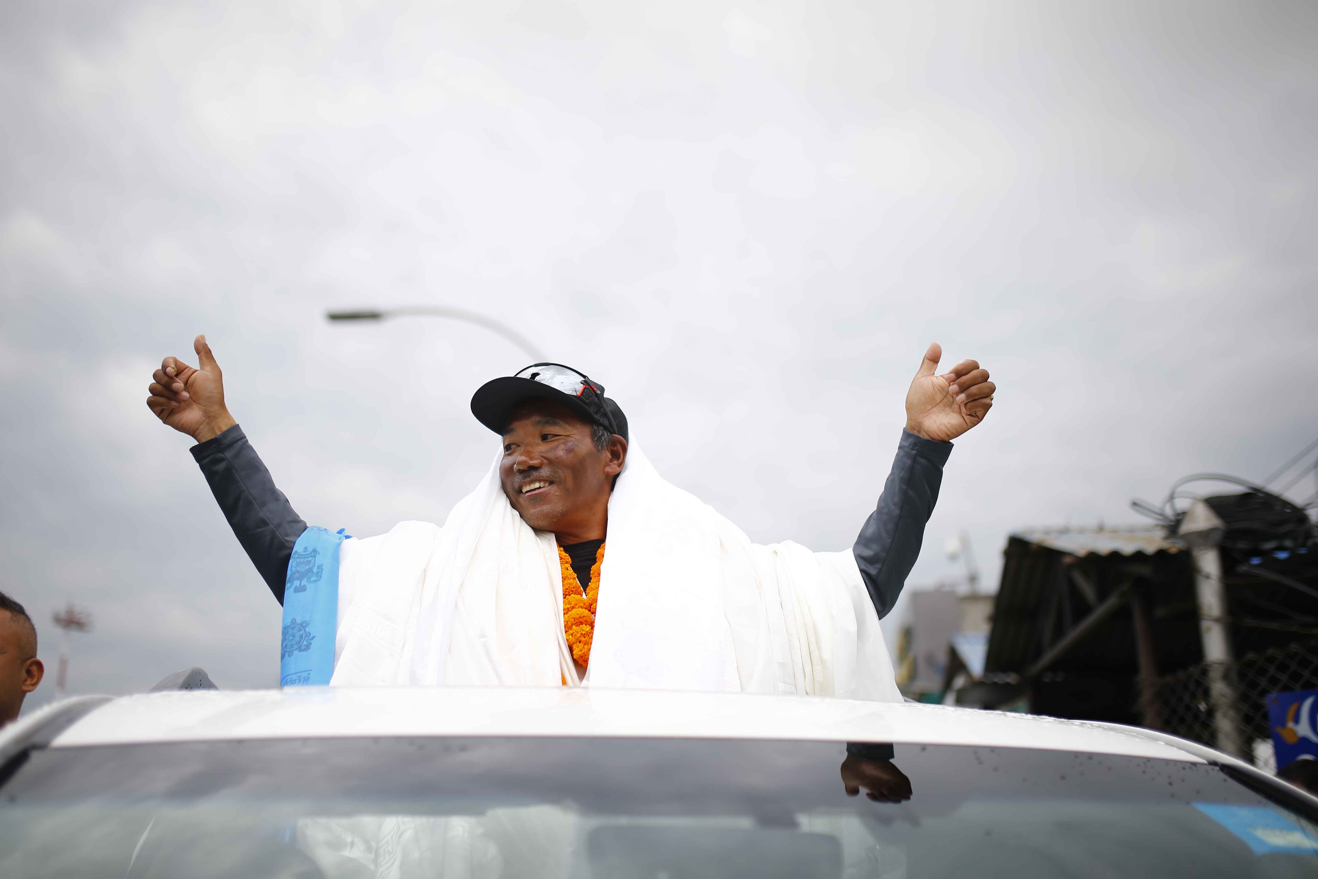 २८औँ पटक सगरमाथा चढेका कामिरितालाई विमानस्थलमा स्वागत