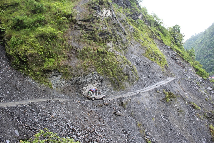 बेनी–दरबाङ सडक: फापरखेतमा सधैँ पहिरोकी सास्ती