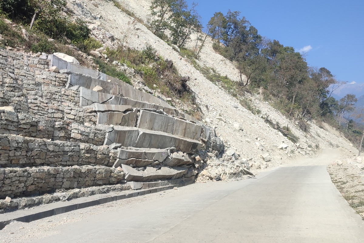 बेँसीसहर–चामे सडक: खरखरेभिरको पहिरो रोकथाममा ढिलाइ