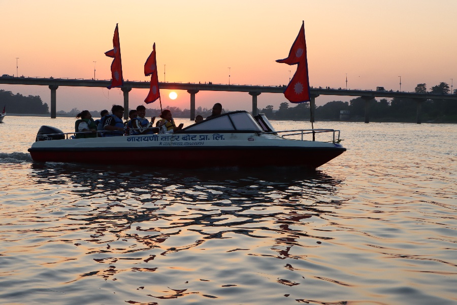 वर्षायाम सकिएसँगै नारायणी नदीमा सञ्चालन हुन थाले मोटरबोट