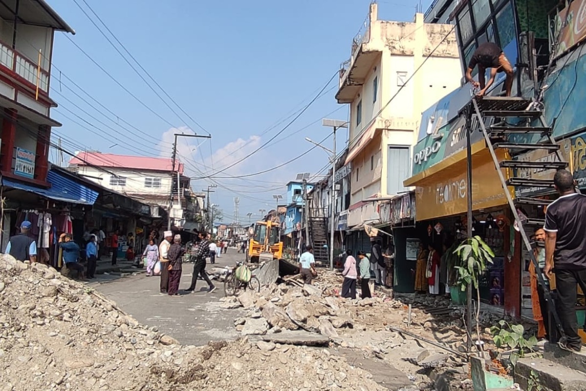 मेचीनगरले हटाउन थाल्यो धुलाबारीमा अतिक्रमण गरी बनाइएका संरचना