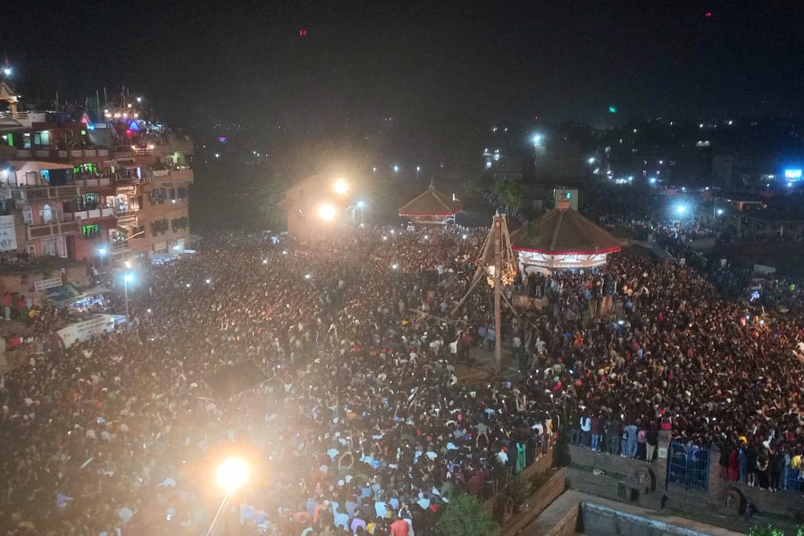 भक्तपुरमा बिस्केट जात्रा : ५५ हात लामो लिंगो उठाइयो