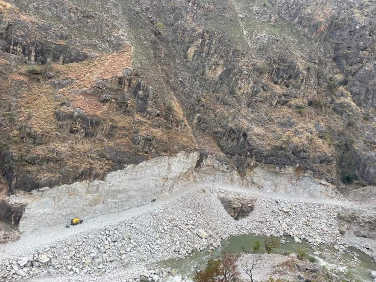 ५ किलोमिटर चट्टान फोडेर सडकसँग जोडियो मुड्केचुलाका ३ वडा