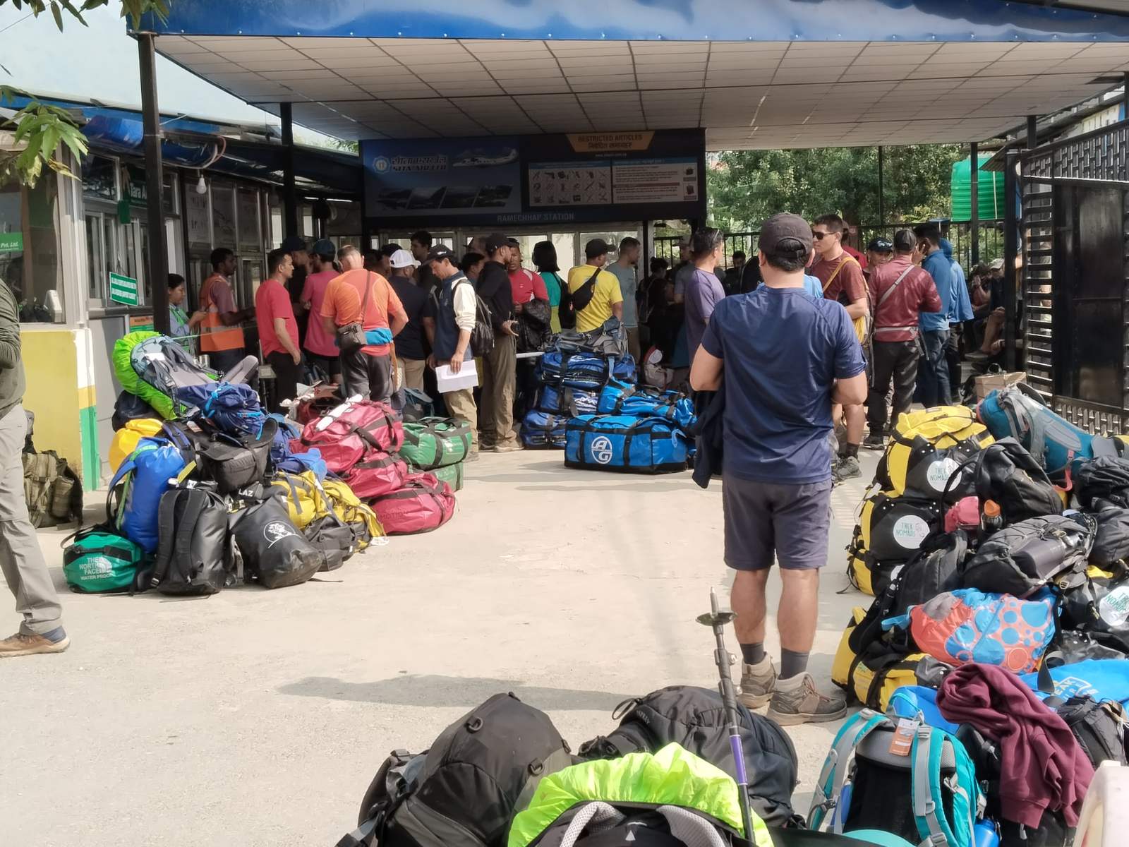 मन्थलीमा रोकिए लुक्ला हिँडेका १ हजारभन्दा बढी पर्यटक