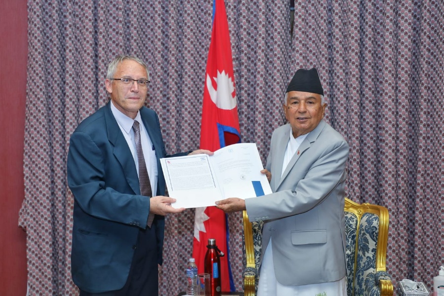 इजरायलद्वारा बीपीको दुर्लभ भाषण राष्ट्रपतिलाई उपहार 