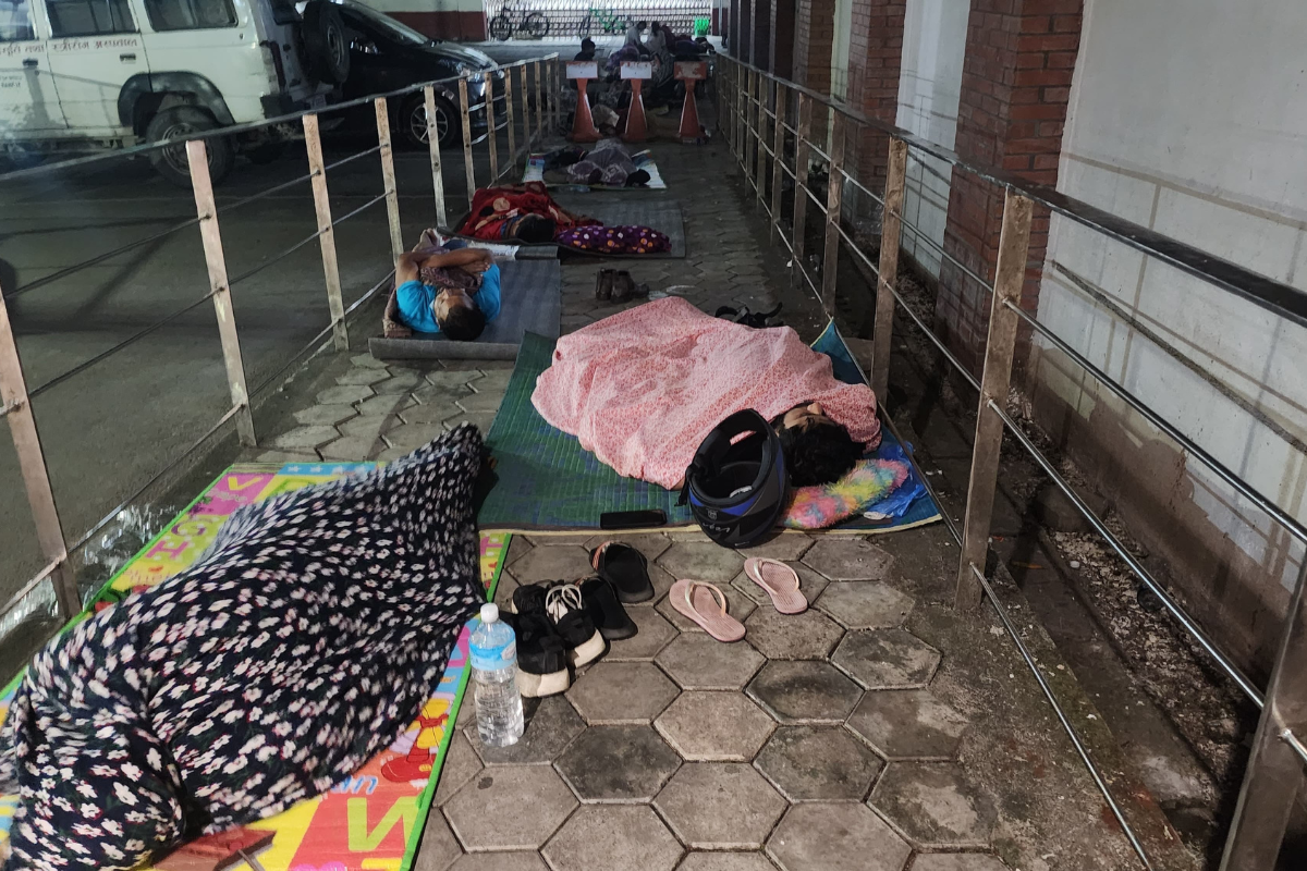 अस्पतालको कुरुवाघरमा कर्मचारीको क्यान्टिन, चिसो भुईंमा कुरुवा